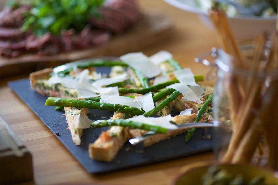 Une tarte fine aux asperges sur une ardoise