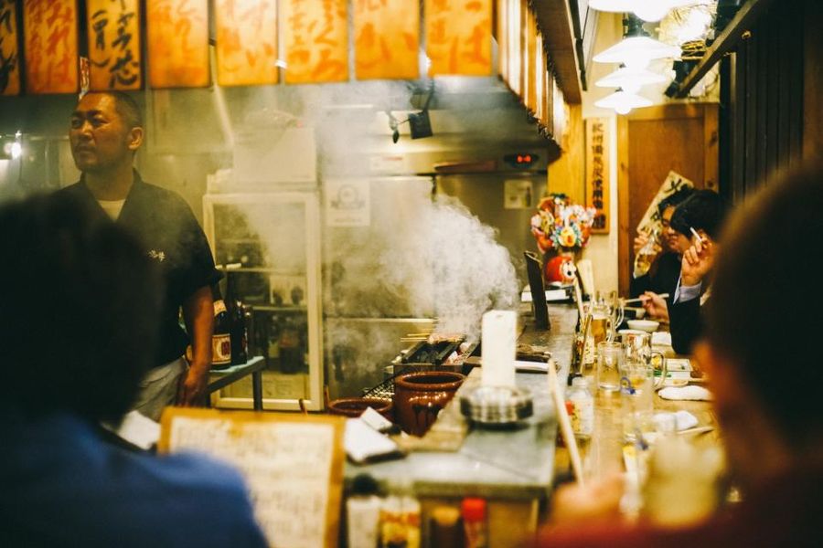 Une cuisine de brasserie en plein service, la vapeur au-dessus des fourneaux