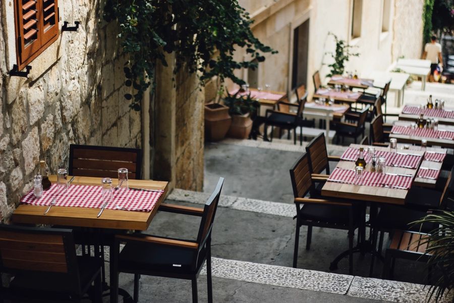 Une terrasse aux nappes à carreaux dans une ruelle